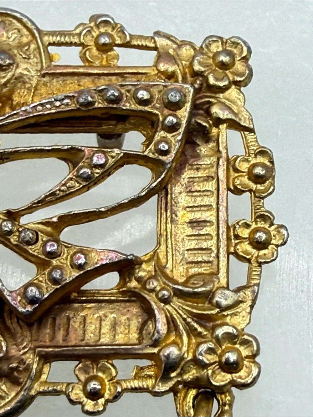 Vintage amazing Ornate Gold-Tone Filigree Bow Dangle lion art nouveau Brooch pin